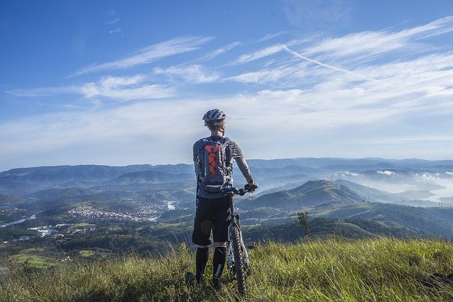 cyklista na kopci